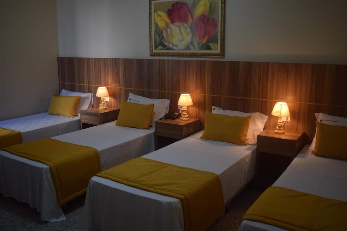 Minibar, escritorio, cortinas blackout y wifi gratis