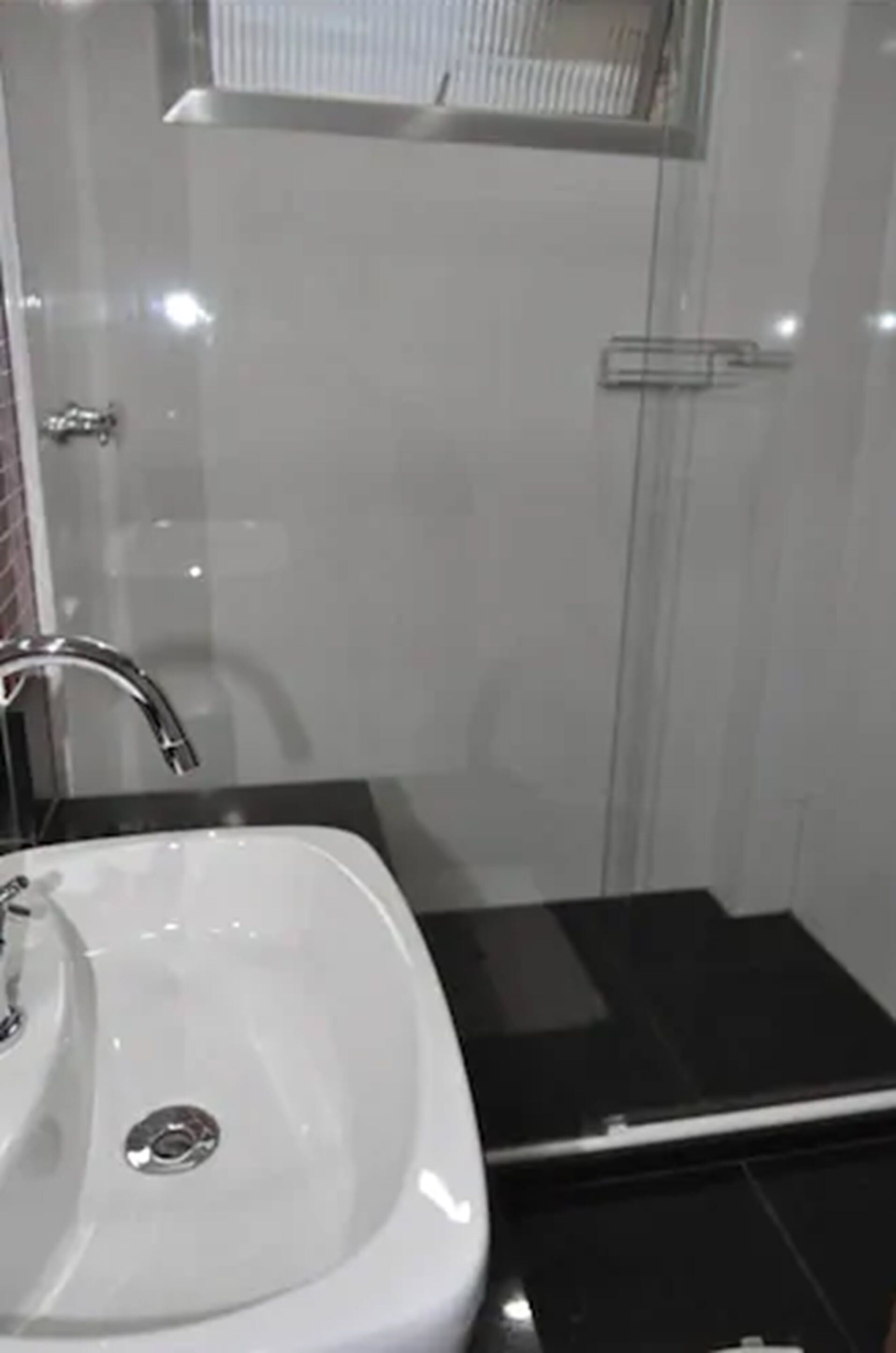 standard double or twin room | bathroom | shower, towels