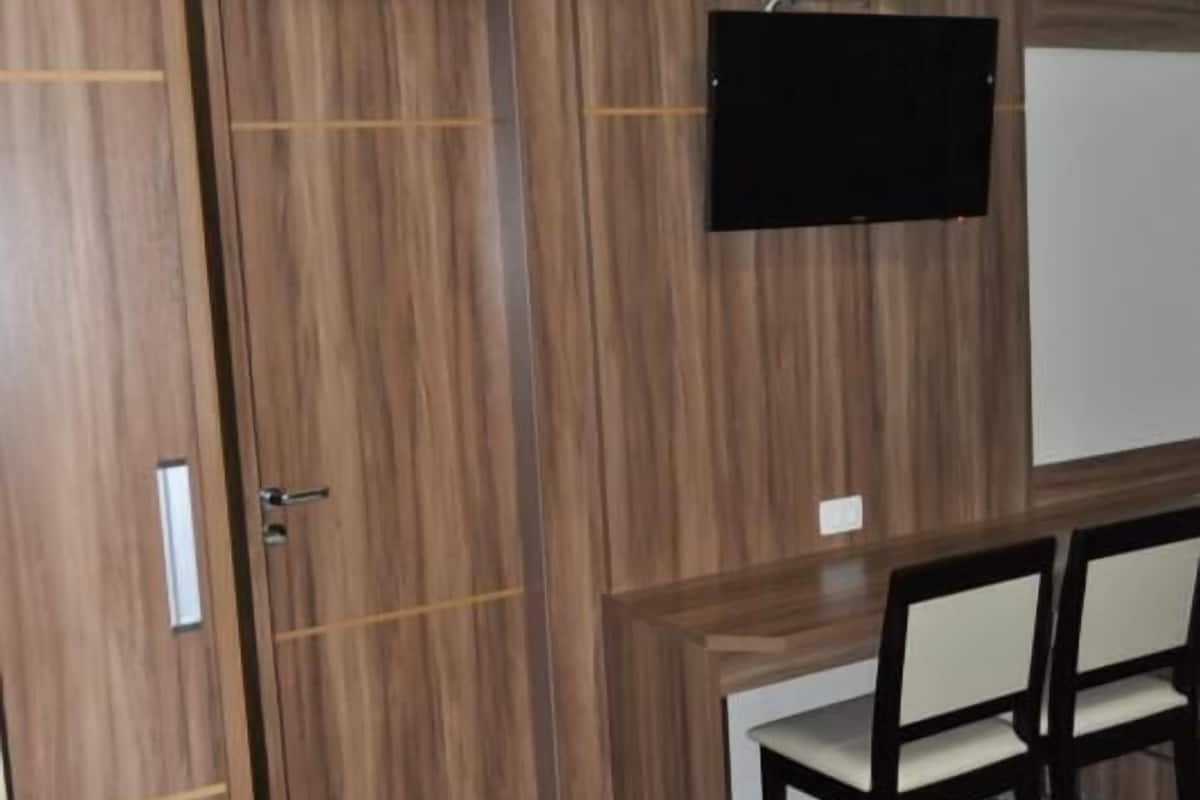 Minibar, escritorio, cortinas blackout y wifi gratis