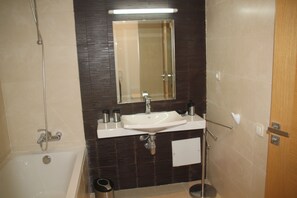Appartement luxueux, vue sur la plage (Route de M'nar, résidence Cap Tingis) | Salle de bain | Baignoire et douche séparées, articles de toilette (gratuits)