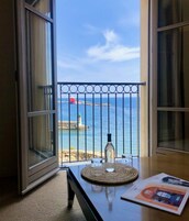 Suite, vistas al mar | Ropa de cama de alta calidad, minibar, caja fuerte y escritorio