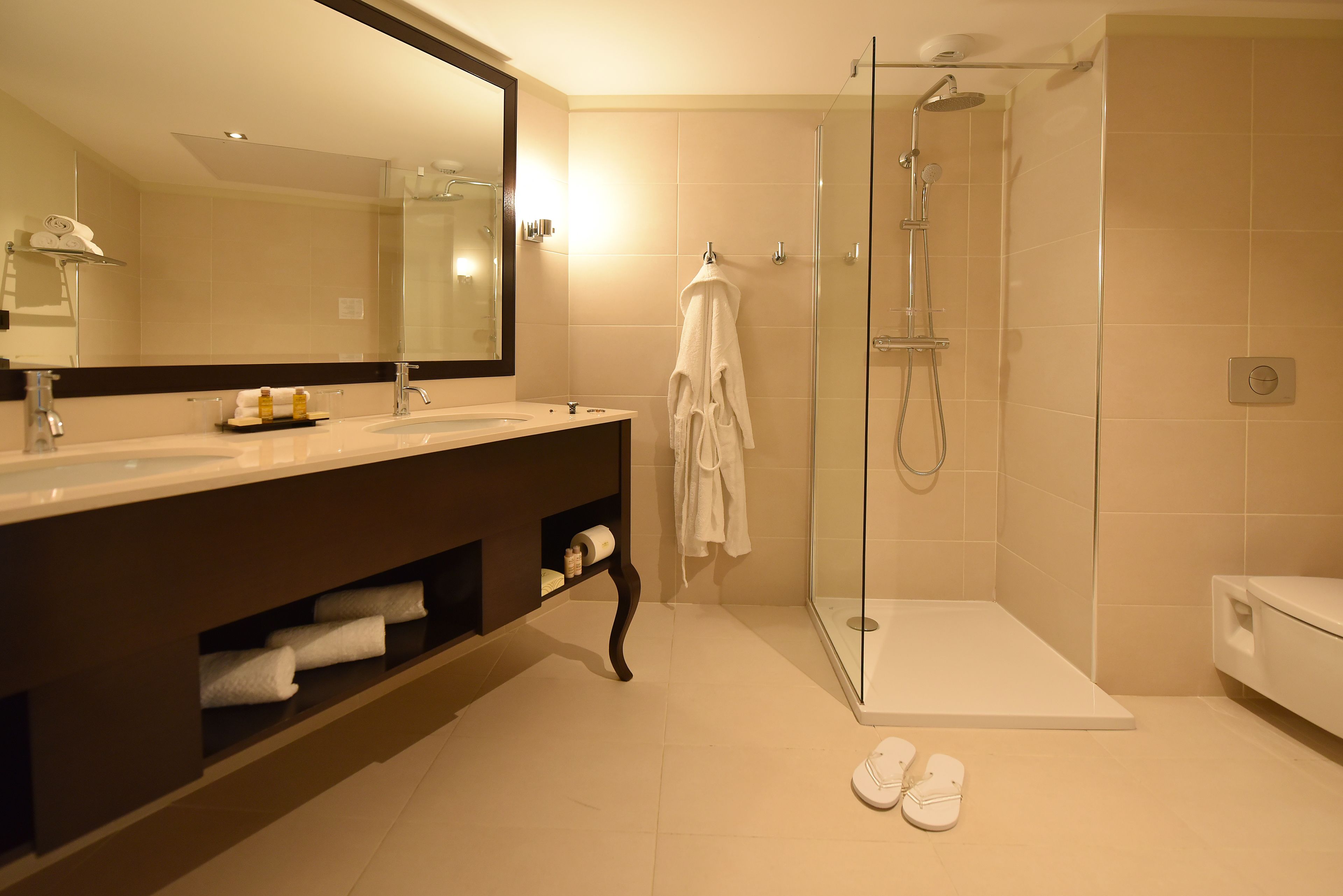 suite, sea view | bathroom | separate bathtub and shower, free toiletries, hair dryer, bathrobes