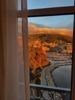 Suite junior, vistas al mar | Ropa de cama de alta calidad, minibar, caja fuerte y escritorio