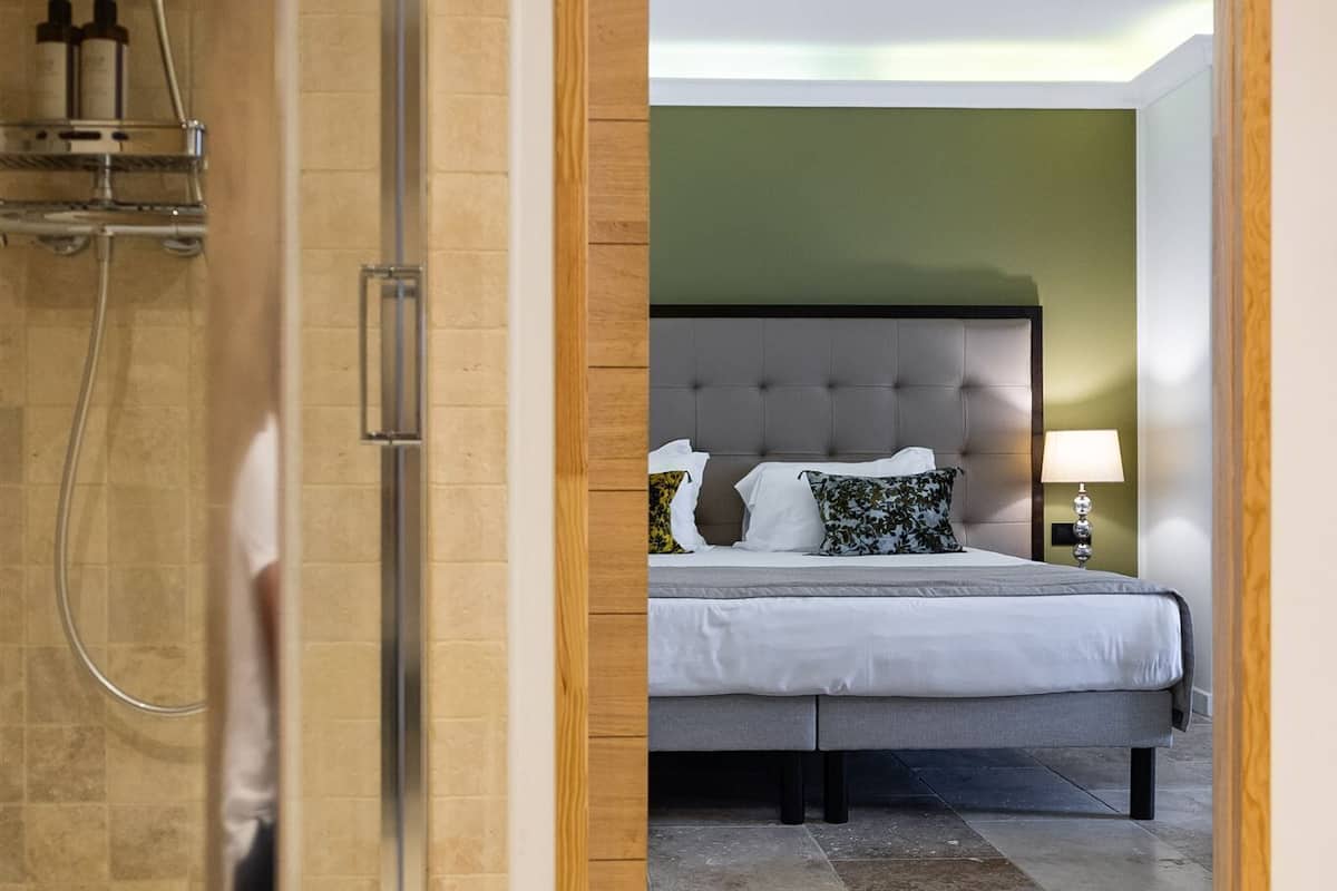 superior double room, sea view | bathroom | separate bathtub and shower, free toiletries, hair dryer, bathrobes