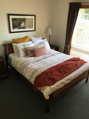 2 bedrooms, pillow-top beds, iron/ironing board, free cots/infant beds - Annie's Escape in Warburton (Warburton)