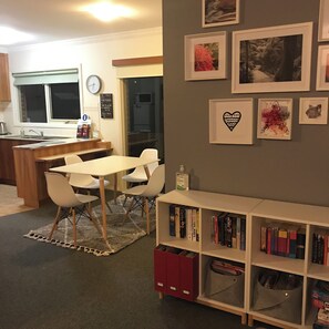 Holiday Home | In-room dining - Annie's Escape in Warburton (Warburton)