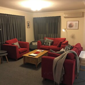 Holiday Home | Living area | TV, DVD player, toys - Annie's Escape in Warburton (Warburton)
