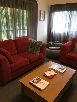 Holiday Home | Living area | TV, DVD player, toys - Annie's Escape in Warburton (Warburton)