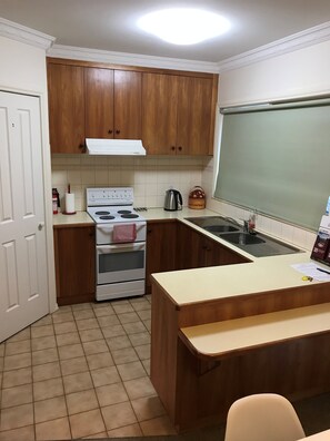 Holiday Home | Private kitchen | Full-sized fridge, microwave, oven, stovetop - Annie's Escape in Warburton (Warburton)