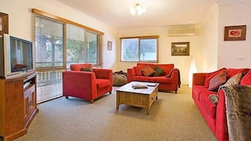 Holiday Home | Living room | TV, DVD player, toys
