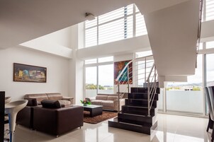 Ropa de cama de alta calidad, minibar y escritorio 