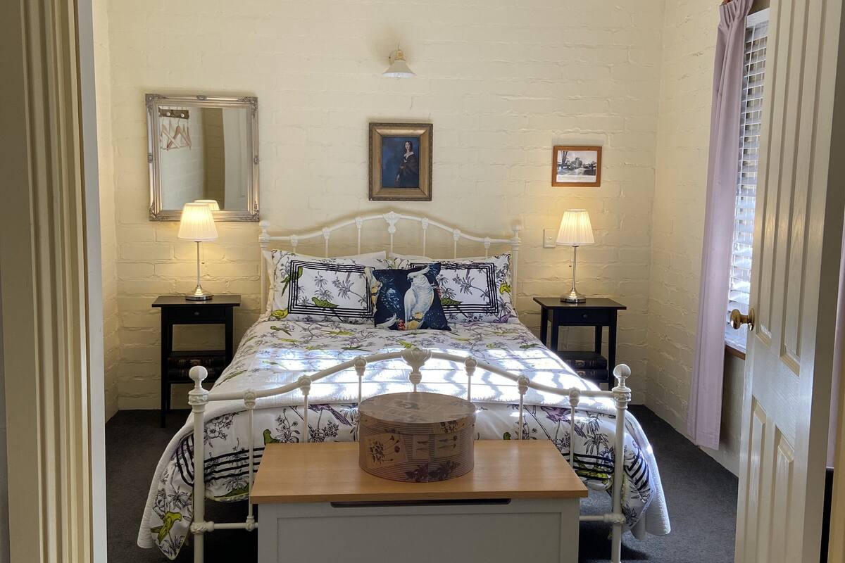 classic cottage | 1 bedroom, iron/ironing board, free wifi, bed sheets