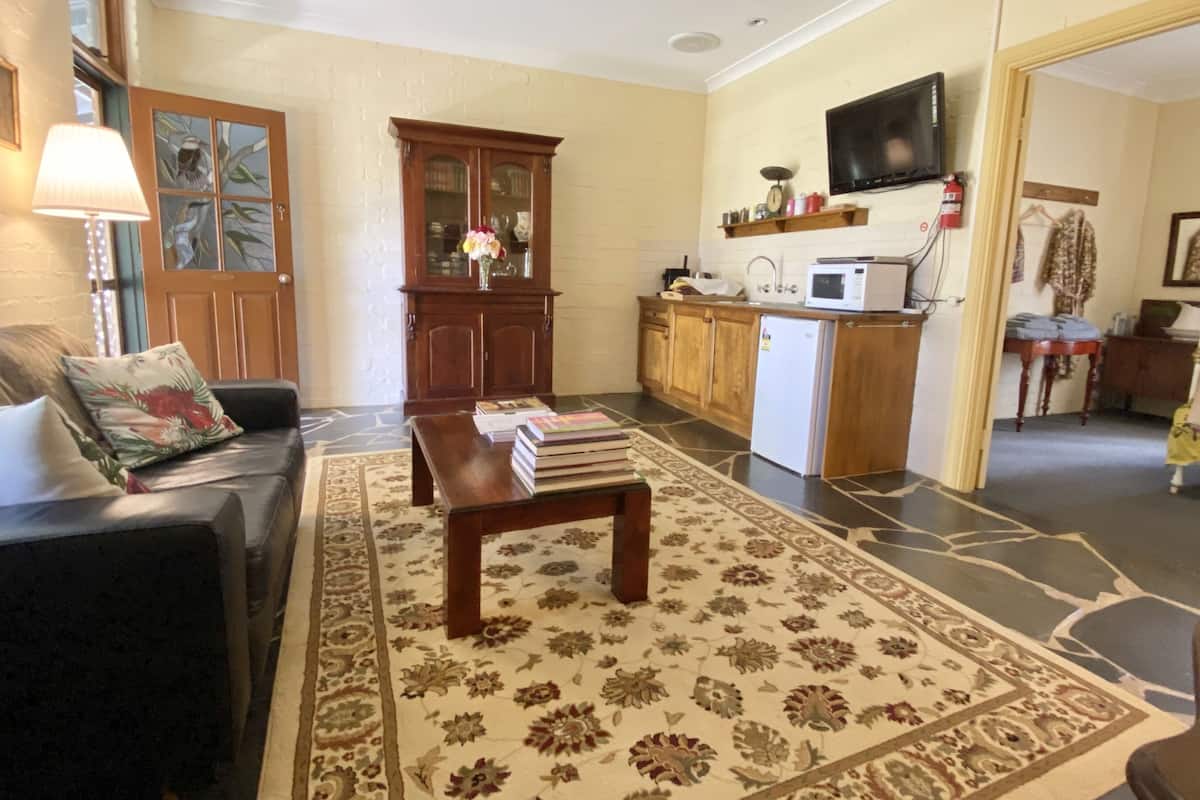 classic cottage | living area | flat-screen tv, fireplace, dvd player, pay films