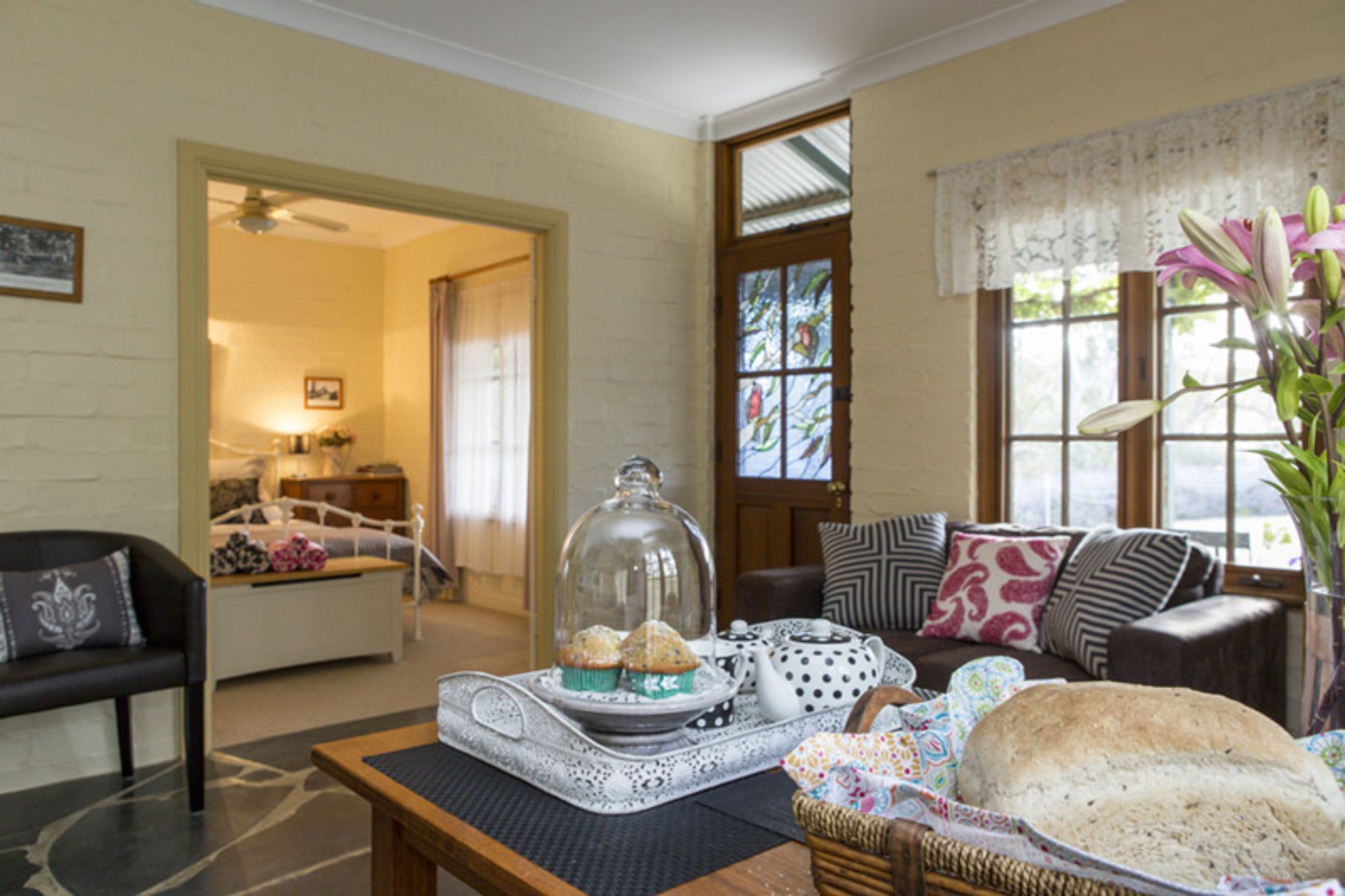 classic cottage | living room | flat-screen tv, fireplace, dvd player, pay films