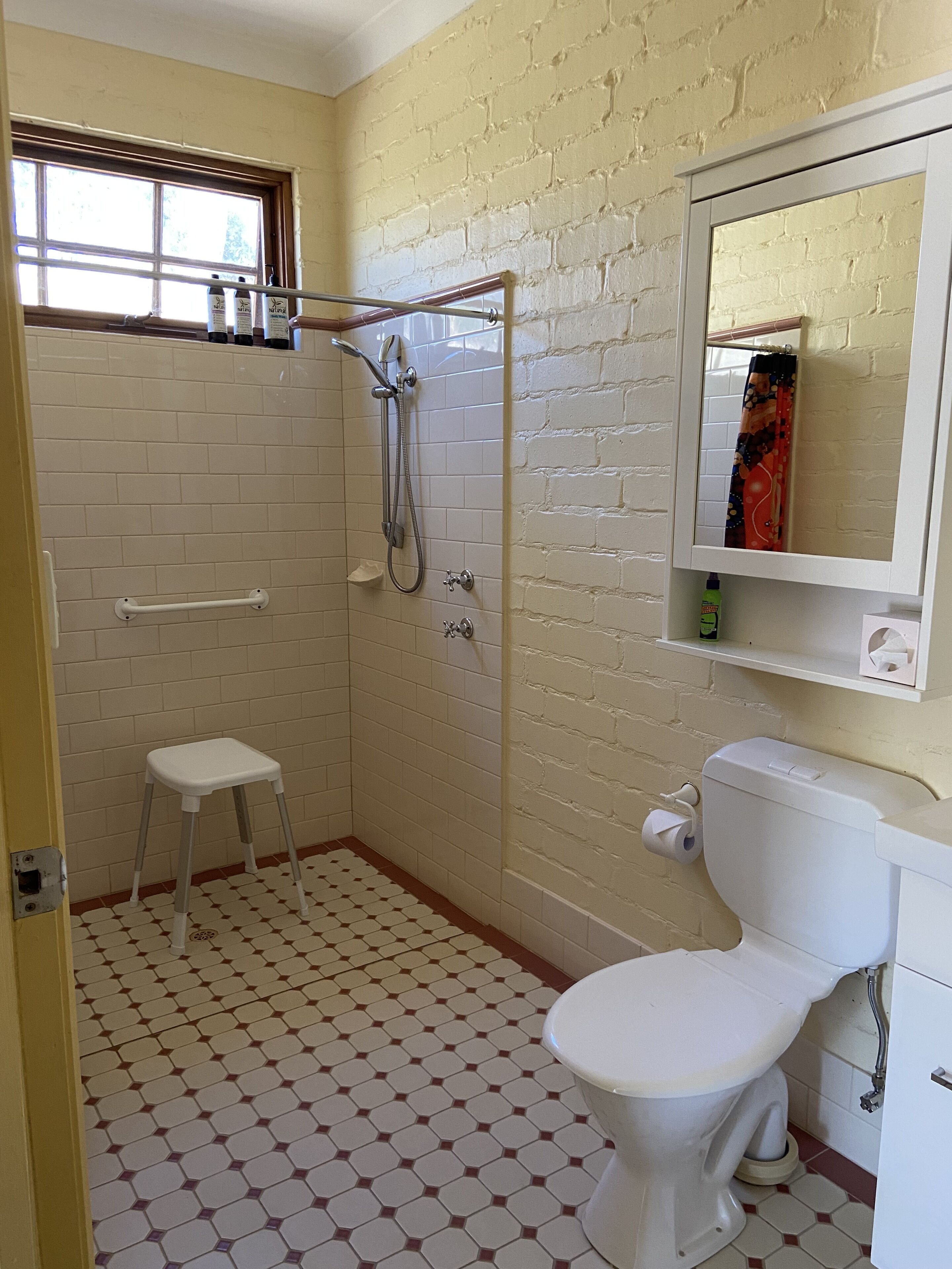 classic cottage | bathroom | shower, free toiletries, hair dryer, bathrobes
