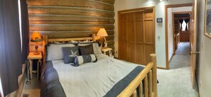 Cabane Luxe, 2 chambres, cuisine (Ponderosa) | 2 chambres, draps en coton égyptien, literie de qualité supérieure