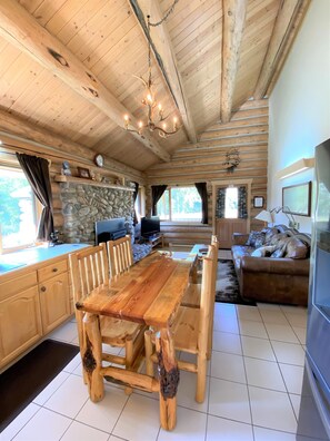Luxury Cabin, 2 Bedrooms, Kitchen (Sapphire) | Living room | 34-inch Smart TV with digital channels, fireplace, streaming services