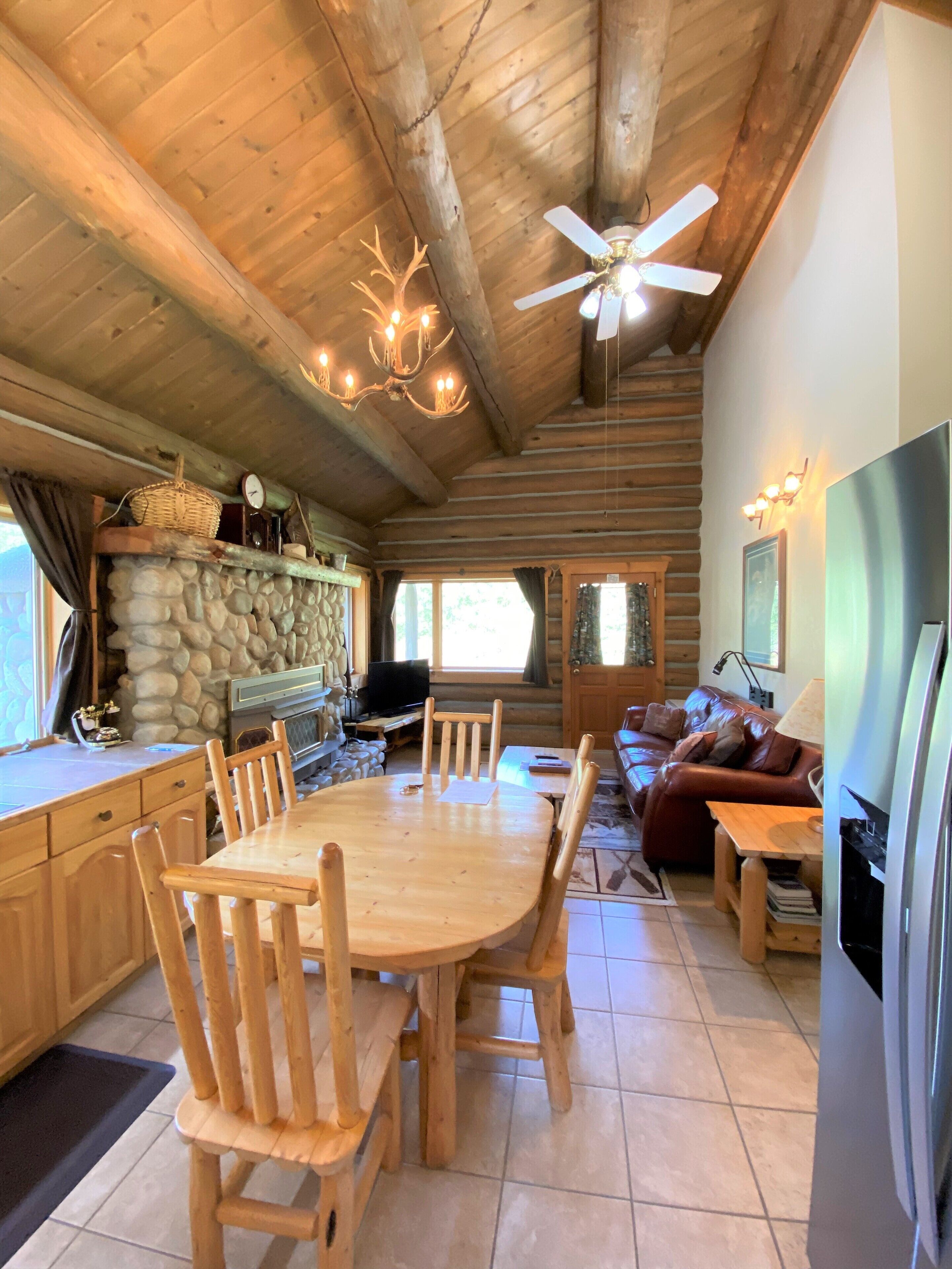 Luxury Cabin, 2 Bedrooms, Kitchen (Ponderosa) | Ruang makan