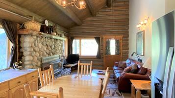 Luxury Cabin, 2 Bedrooms, Kitchen (Ponderosa) | Ruang makan
