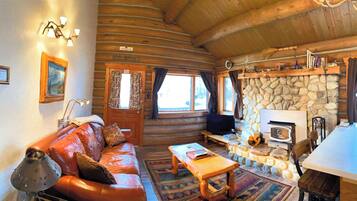 Luxury Cabin, 2 Bedrooms, Kitchen (Granite) | Living area | 34-inch Smart TV with digital channels, fireplace, streaming services