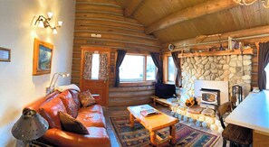 Living area - Rye Creek Lodge (Darby)