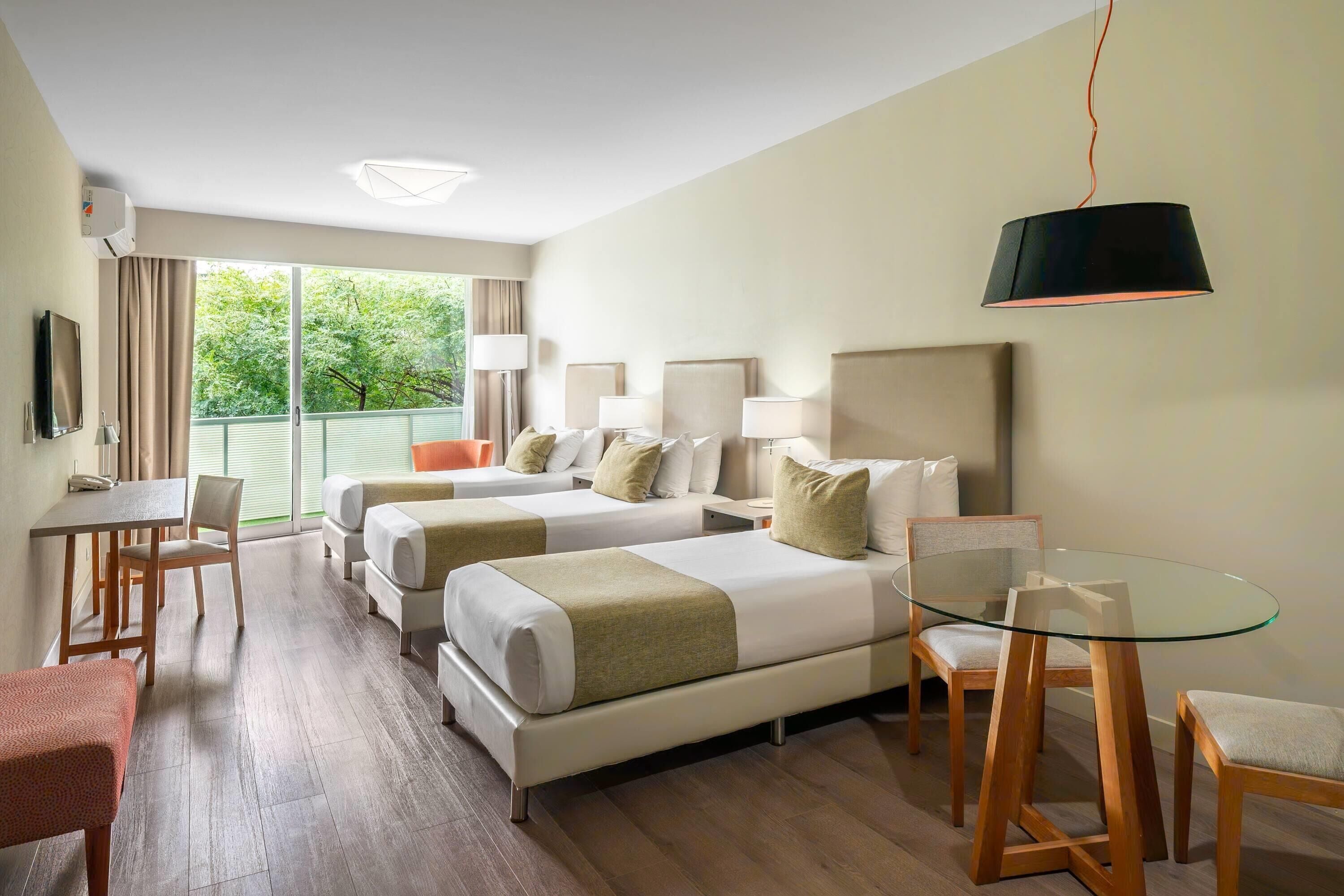 經典客房, 3 張單人床 | 迷你吧、房內夾萬、書桌、隔音