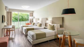 Kamar Klasik, 3 Tempat Tidur Twin | Minibar, brankas, meja kerja, dan kedap suara