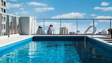 Una piscina al aire libre de temporada