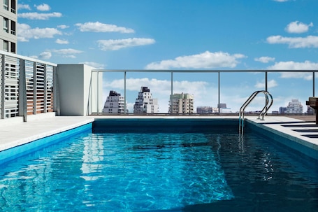 Una piscina al aire libre de temporada