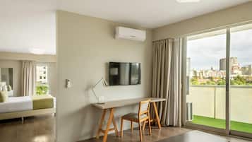 行政套房, 1 张大床, 无烟房 | 迷你吧、客房内保险箱、办公桌、隔音