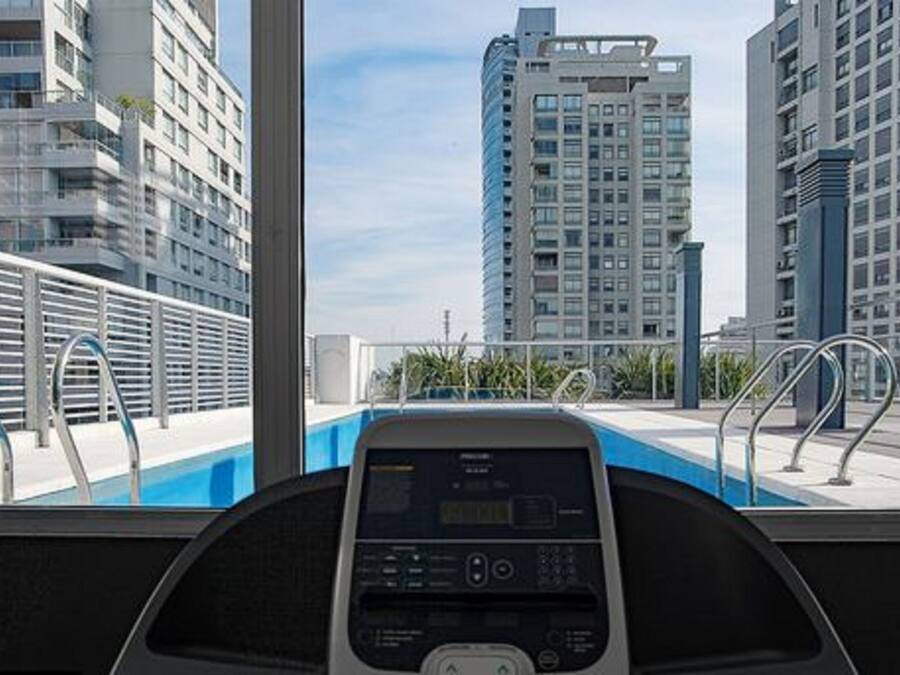 Zona de piscina con vista a edificios altos.