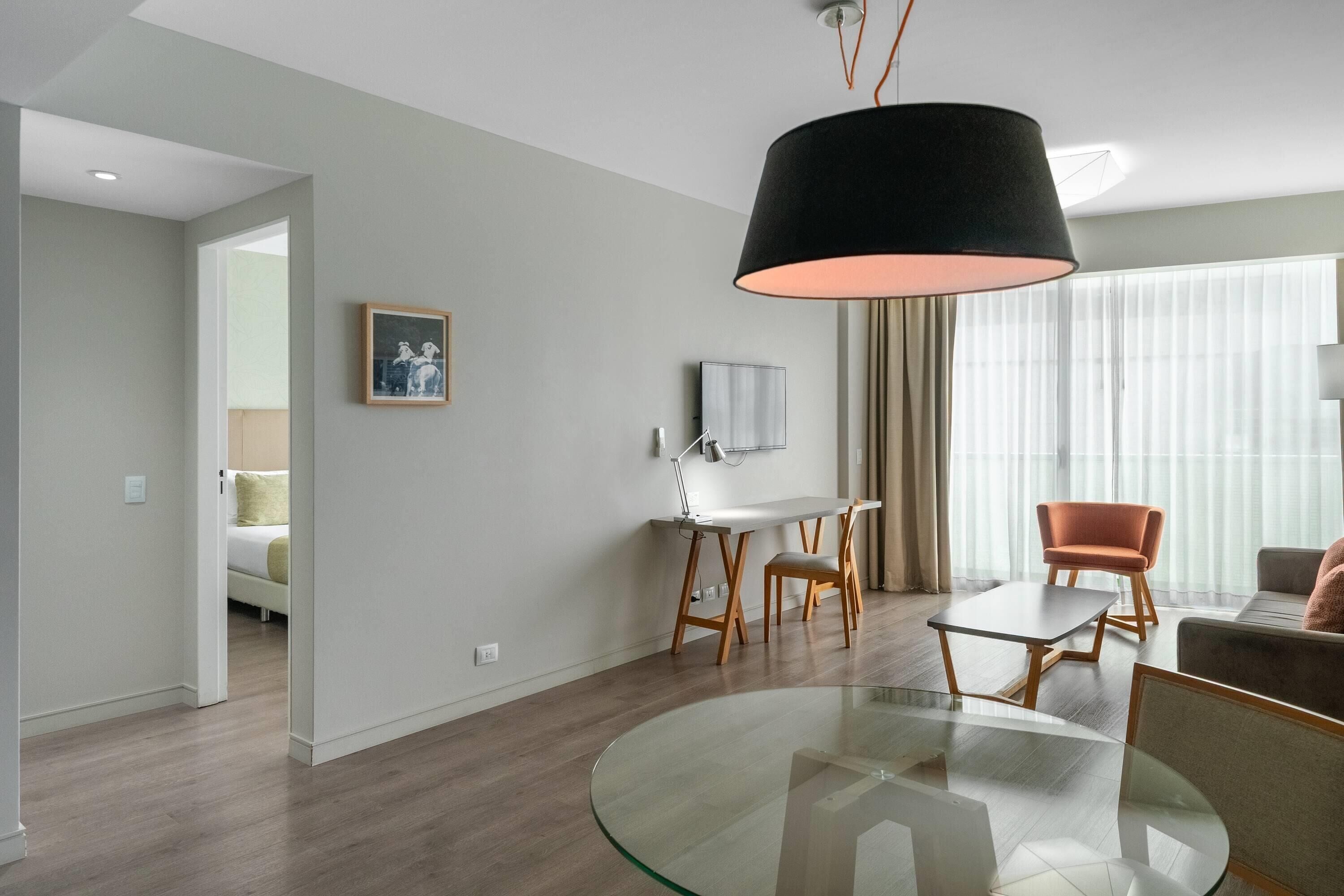 套房 | 迷你吧、客房内保险箱、办公桌、隔音