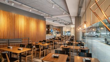 Se sirven almuerzos y cenas, cocina argentina