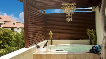 Three Bedroom Suite with Private Jacuzzi (max 6 guests) | Tina de hidromasaje