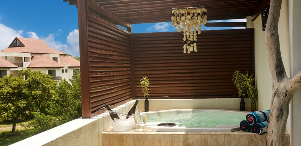 Three Bedroom Suite with Private Jacuzzi (max 6 guests) | Jetted bathtub