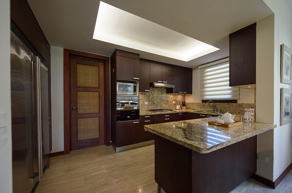 Three Bedroom Suite with Private Jacuzzi (max 6 guests) | Private kitchen