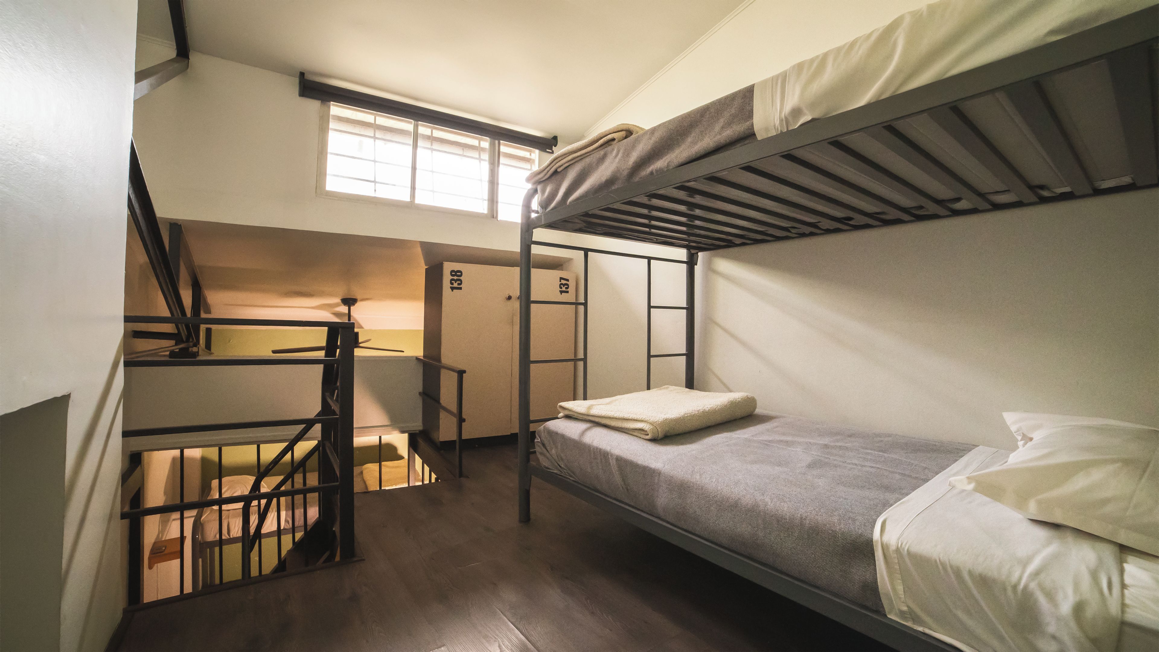 Habitación con literas, un escritorio y un armario.