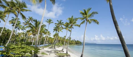 På stranden og hvit sand