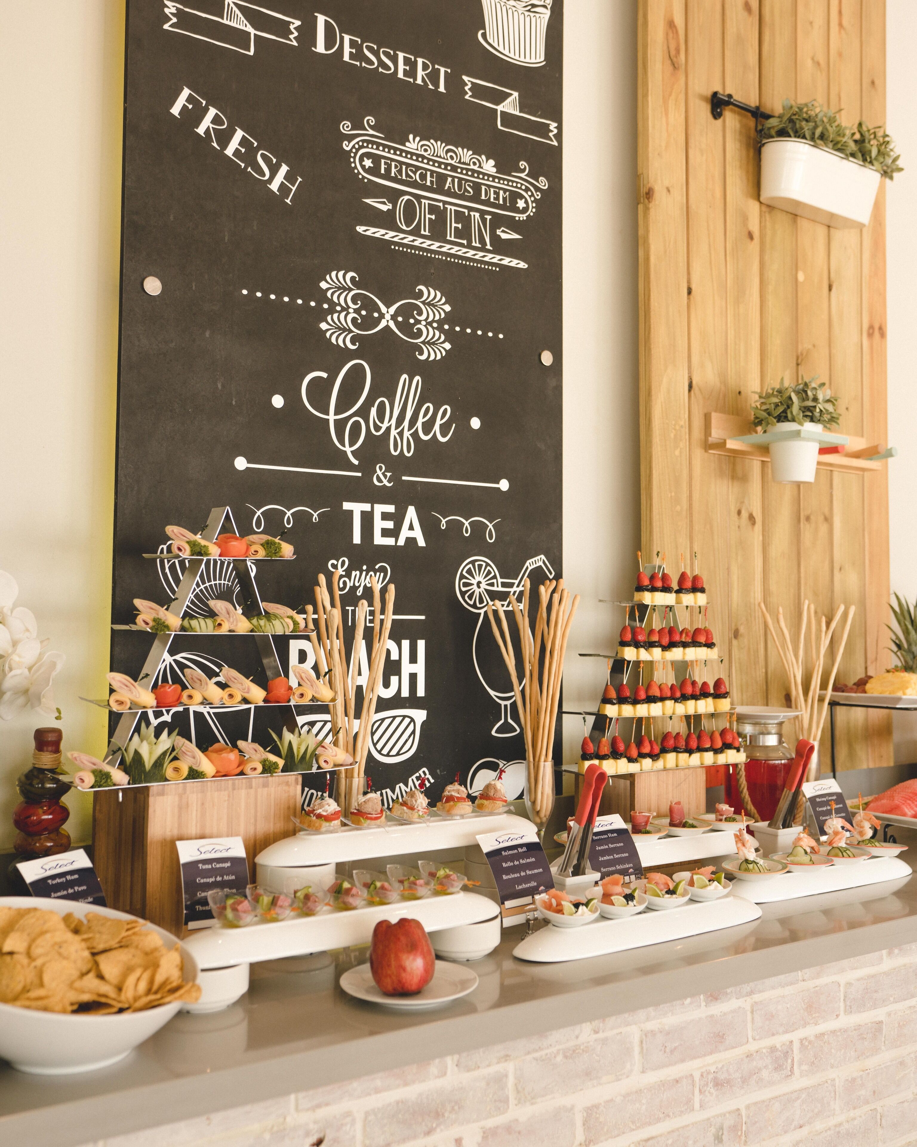 4 restaurants, breakfast, lunch, dinner served; international cuisine 