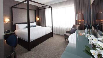 Deluxe kamer, 1 kingsize bed, bubbelbad | Luxe beddengoed, pillowtop-bedden, een kluis op de kamer, een bureau
