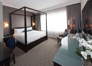 Deluxe Room, 1 King Bed, Jetted Tub | Premium bedding, pillowtop beds, in-room safe, desk - La Banque Hotel (Homewood)