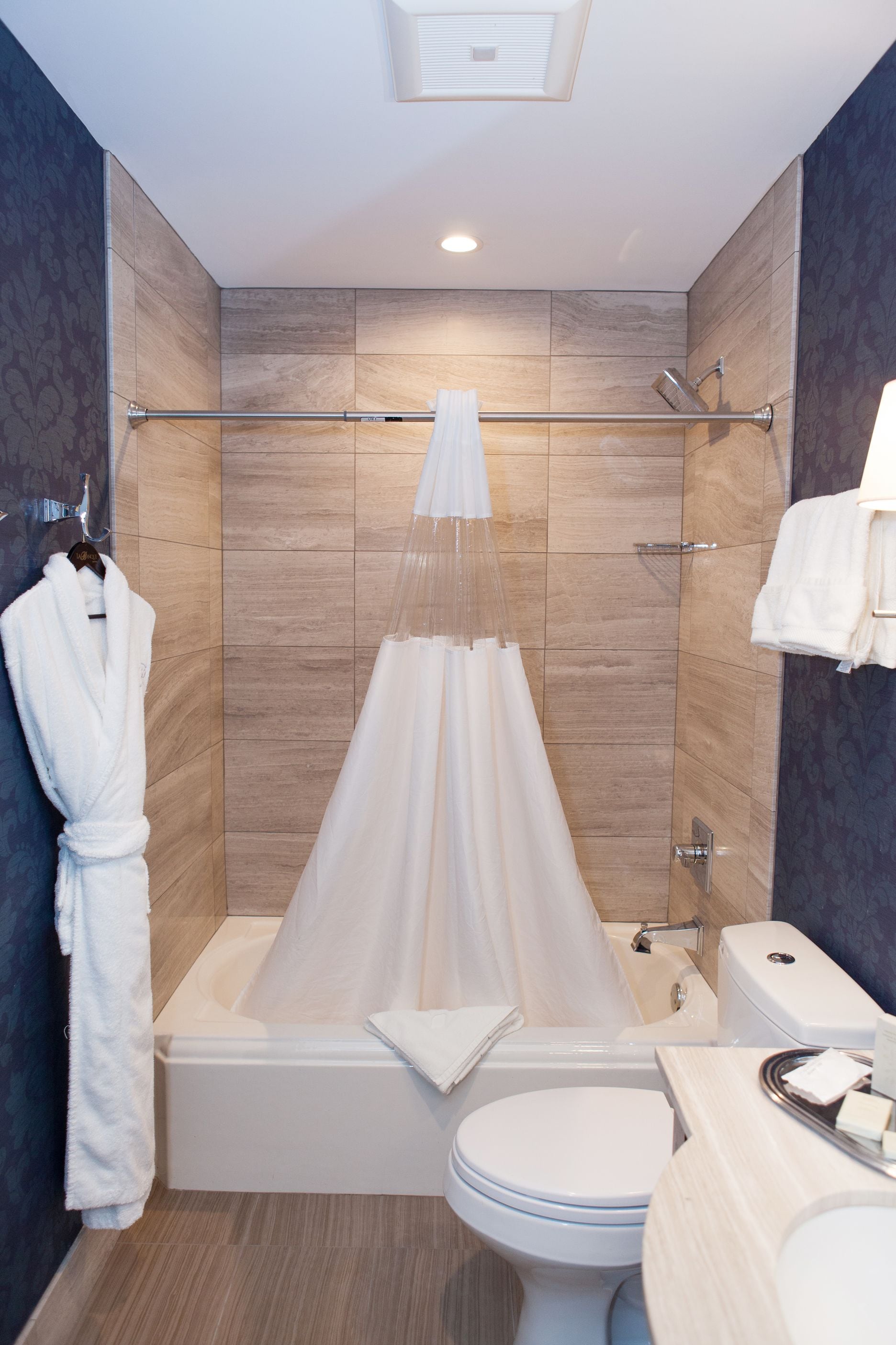 deluxe room, 1 queen bed, bathtub | premium bedding, pillow-top beds, in-room safe, desk