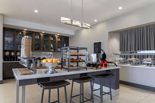 Se ofrece un desayuno continental (4.95 USD por persona)