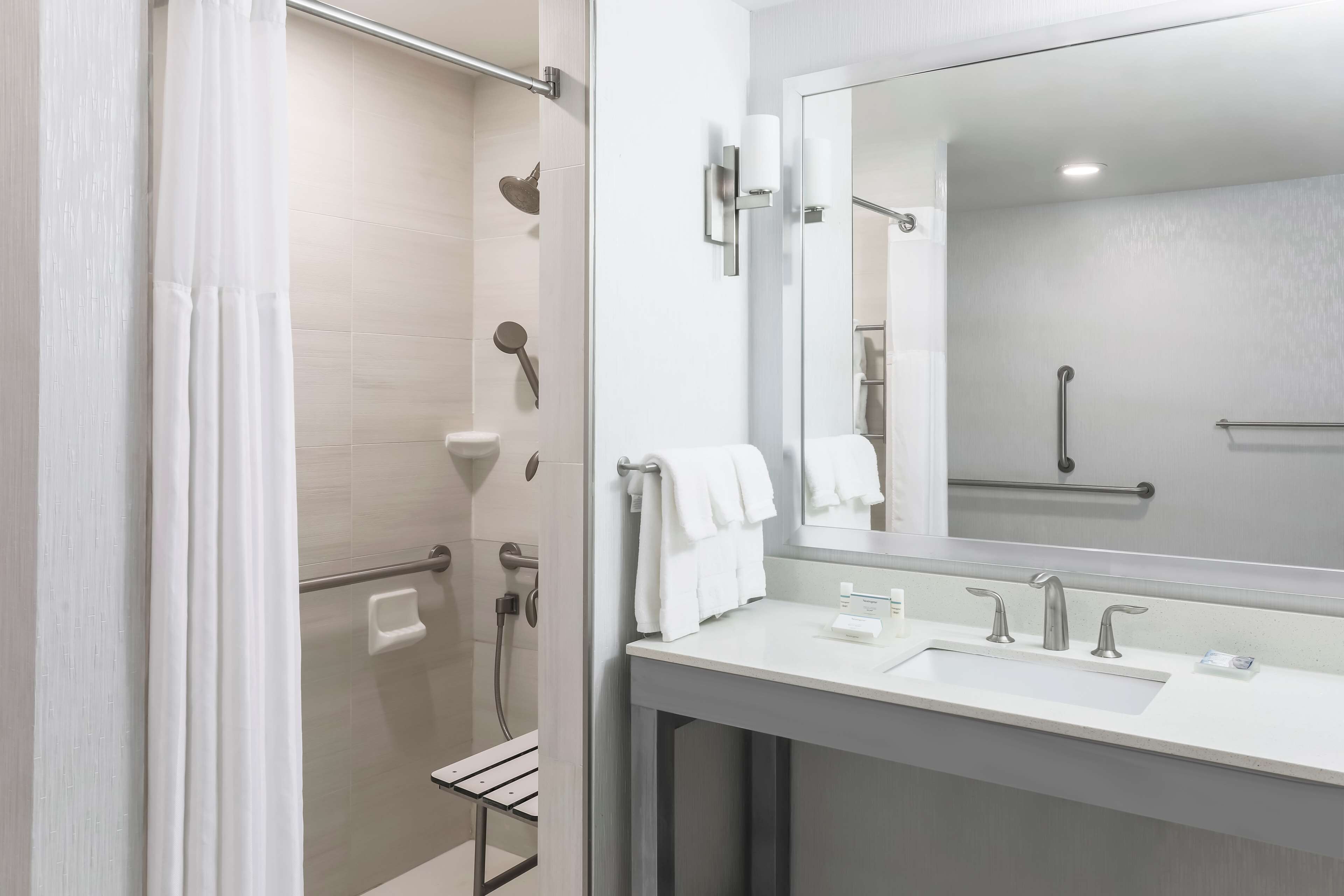 combined shower/bathtub, free toiletries, towels