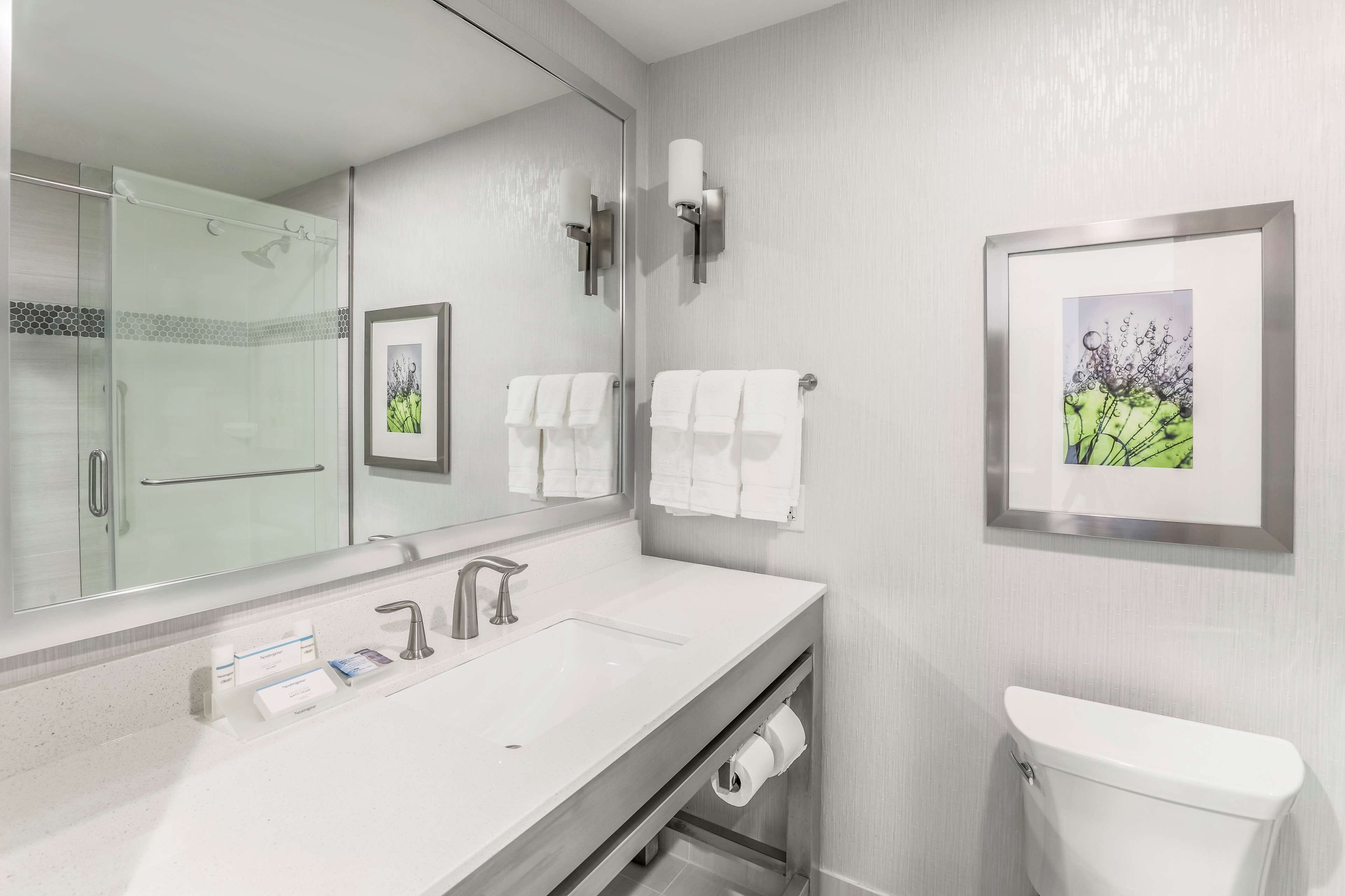 combined shower/bathtub, free toiletries, towels