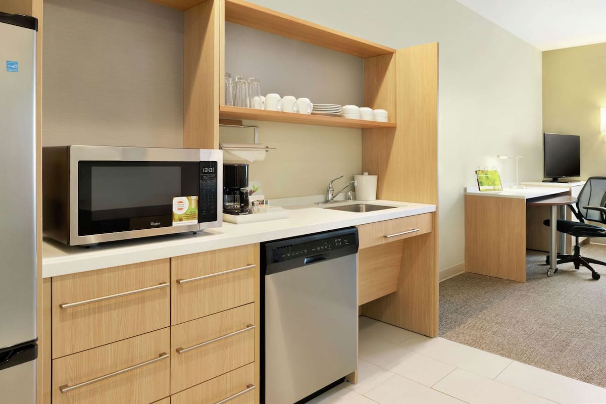 Eigene Küche | Großer Kühlschrank, Mikrowelle, Geschirrspüler