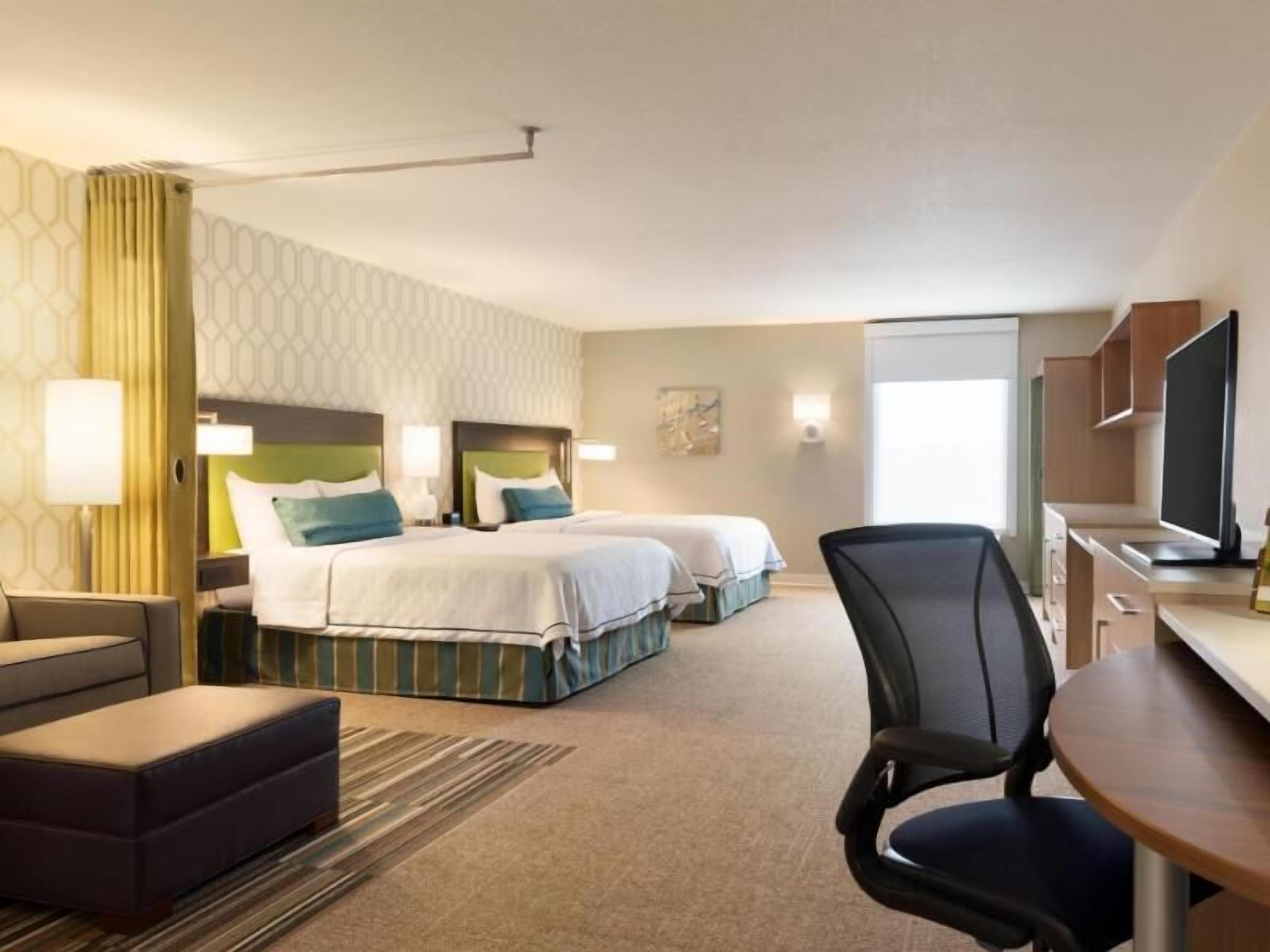 Ropa de cama de alta calidad, escritorio y cortinas blackout 