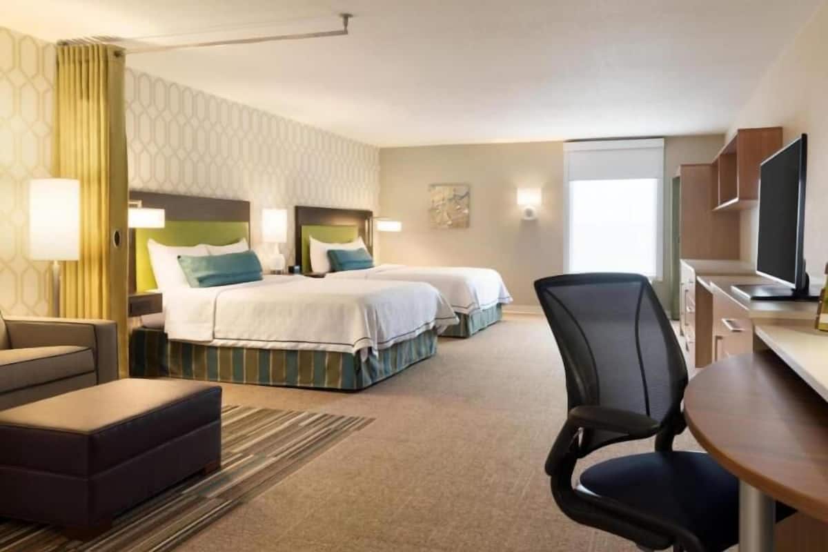 Hochwertige Bettwaren, Schreibtisch, Verdunkelungsvorhänge