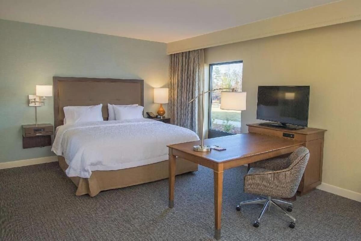 Zimmersafe, Schreibtisch, Bügeleisen/Bügelbrett, kostenlose Babybetten