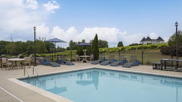 Una piscina al aire libre de temporada